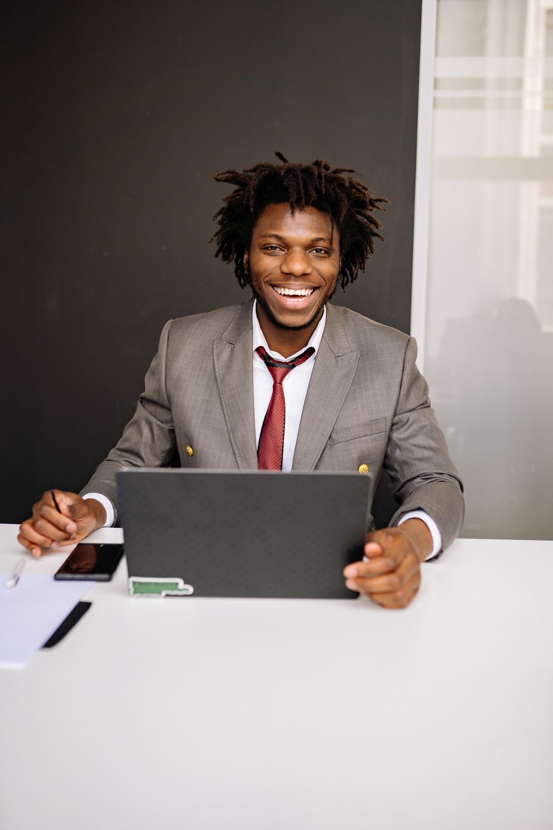 Petit entrepreneur souriant devant son ordinateur