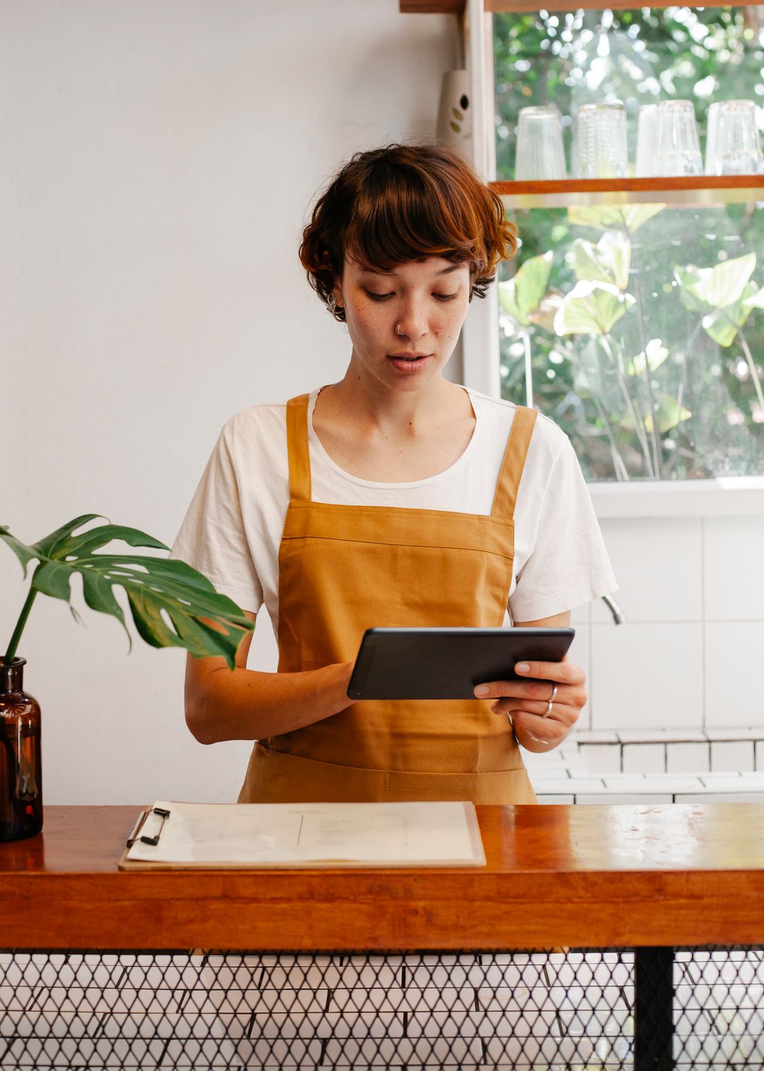 Commerçant vérifiant sa conformité sur une tablette